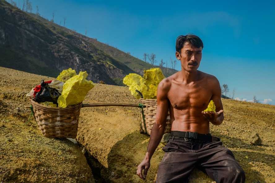 Sulfur Porter in Ijen Crater