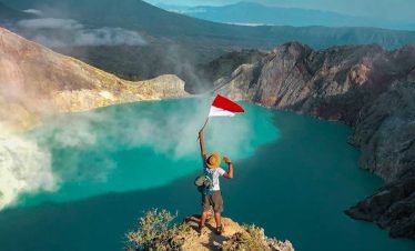 Turquiose Lake of Ijen Crater