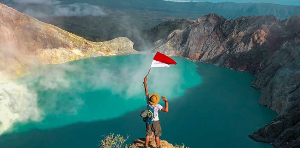 Turquiose Lake of Ijen Crater